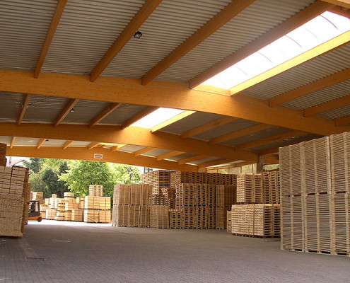 Fabrikhalle mit Paletten