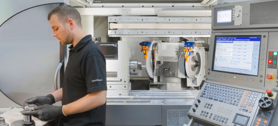 Arbeiter vor einer Maschine