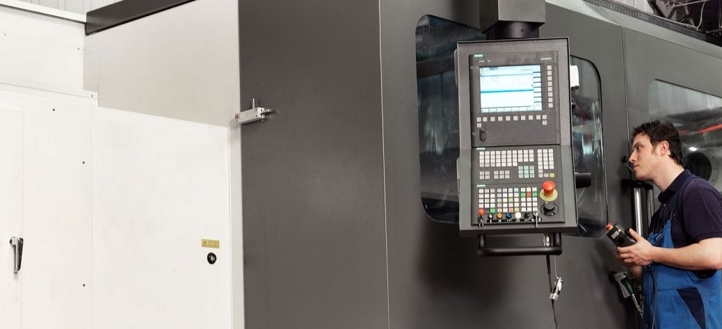 Arbeiter vor einer großen Maschine