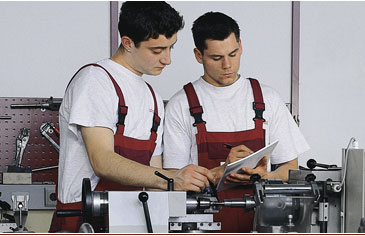 Zwei Handwerker vor einer Maschine